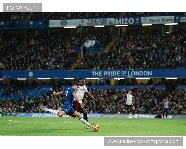 切尔西肋部渗透形成冲击，帕尔默停球后挑射被挡